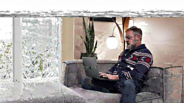 Смотри, как мохнатый медведь жарит по-праздничному без резинки