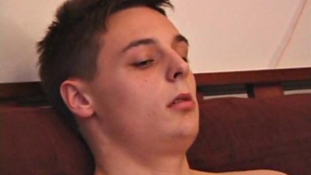 Ганнер Рейнс дрочит и показывает каждый сантиметр на камеру