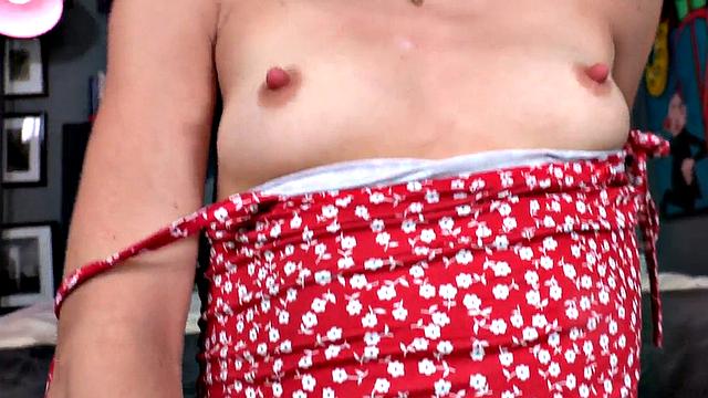 худая татуированная стерва жёстко трахается и грязно болтает в pov