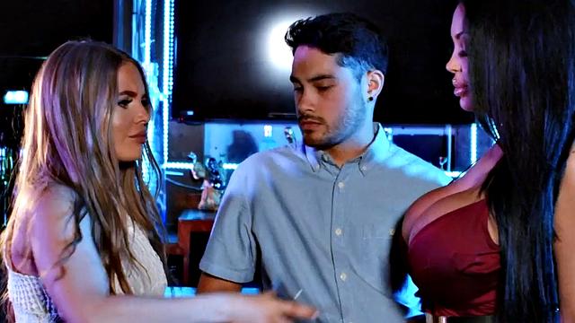 брюнетка и блондинка ласкают друг друга языком и пальцами на каблуках