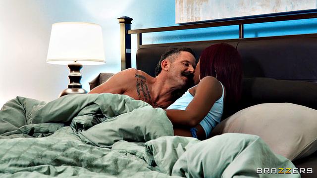 шальная сестра трахает мужа сестры, пока та спит