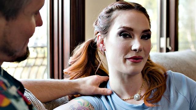 татуированная рыжая трахает себя вибратором во время секса