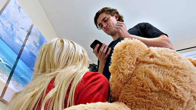 блондинка трахается после того, как парень застал её с плюшевым мишкой