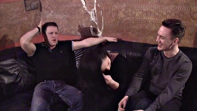 Страстная брюнетка получает двойное удовольствие в диком тройничке