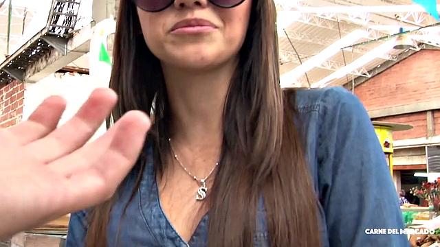 Colombian babe gets facial in pickup and fun