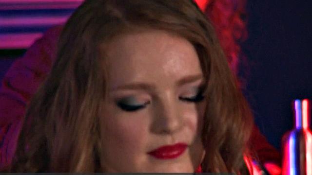 contessa rose дрочит после смены в баре