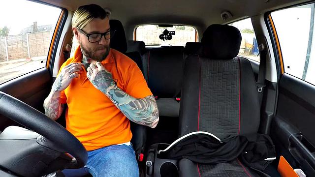 британская блондинка в очках сосёт и трахается с инструктором по вождению