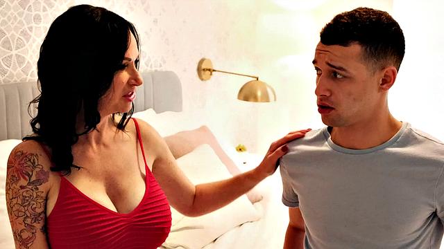 Энджи Нуар учит парня дочки анальному сексу-семейные традиции с перчинкой!