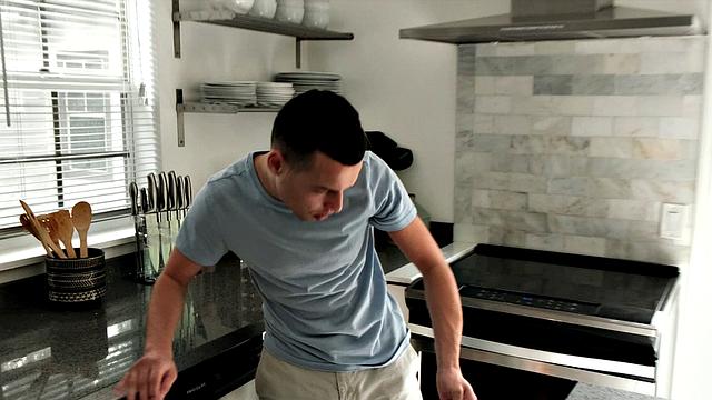 Энджи Нуар учит парня дочки анальному сексу-семейные традиции с перчинкой!