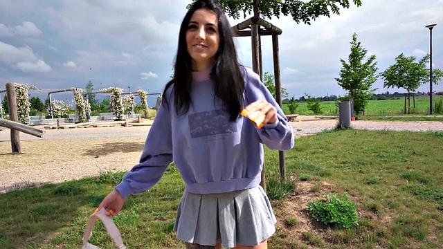 Дикая молодая с большой жопой трахается в миссионерской позе на улице