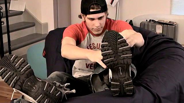 Big Feet Guy JT Reese Bustin' a Nut