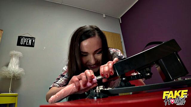 Nataly Gold испытывает новый трах-машину и получает двойное удовольствие от хозяина и игрушки одновременно.