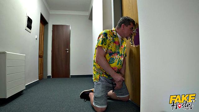 Nataly Gold испытывает новый трах-машину и получает двойное удовольствие от хозяина и игрушки одновременно.