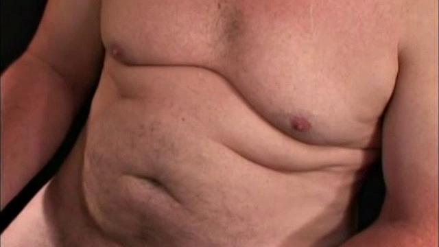 майкл дрочит зрелый член и мощно кончает