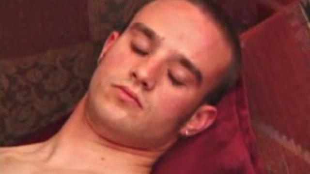 этан дрочит свой член и кончает мощно