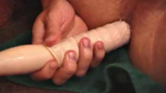 этан дрочит свой член и кончает мощно