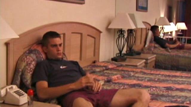 Рик скидывает джинсы и дрочит перед зеркалом свой огромный член