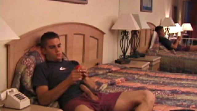 Рик скидывает джинсы и дрочит перед зеркалом свой огромный член