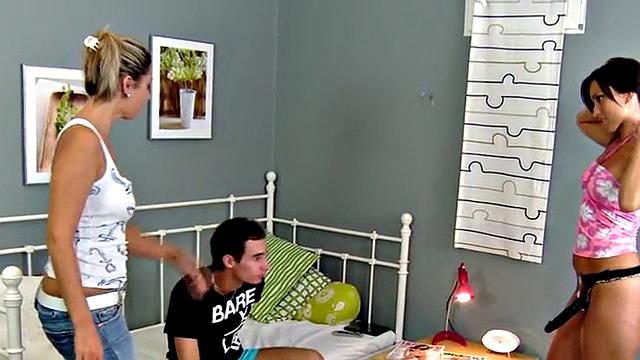 Amateur pegging baebs fuck in 3some with strapon