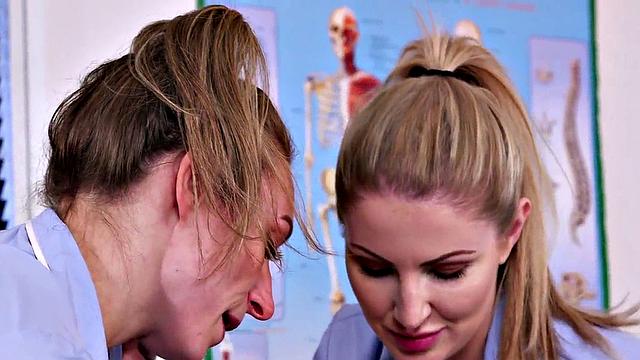 британские медсестры заставляют его стонать, пока играют с членом