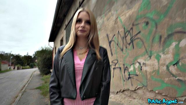 Блондинка в коже соблазняет на улице и получает по полной