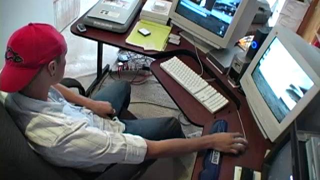 брайан саммерс мощно дрочит и кончает на камеру