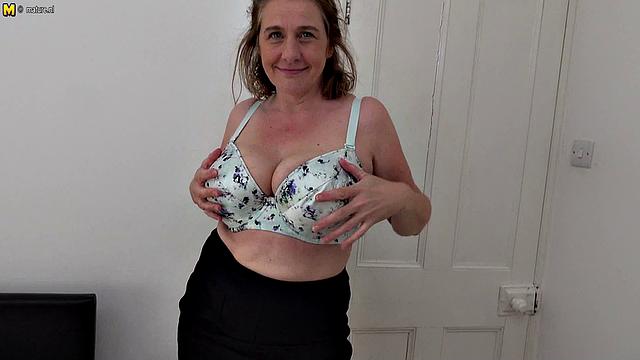 британская зрелая с большими сиськами дрочит и сосёт член