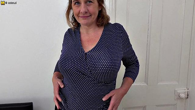 британская зрелая с большими сиськами дрочит и сосёт член