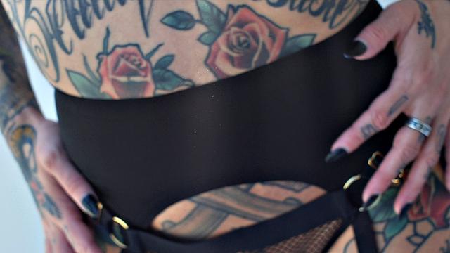 татуированная lily lane кончает после жёсткого pov траха