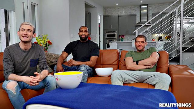 Афтен Опал уговаривает Ксандера выебать её и кончить внутрь прямо перед его друзьями во время матча