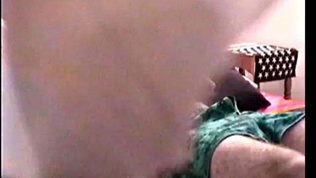 жестко отсосал натуралу в форме и залил его спермой