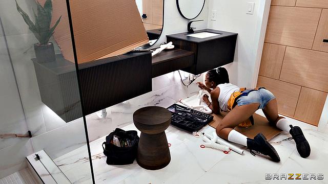 дом выставлен на продажу, но сначала жесткий тройничок