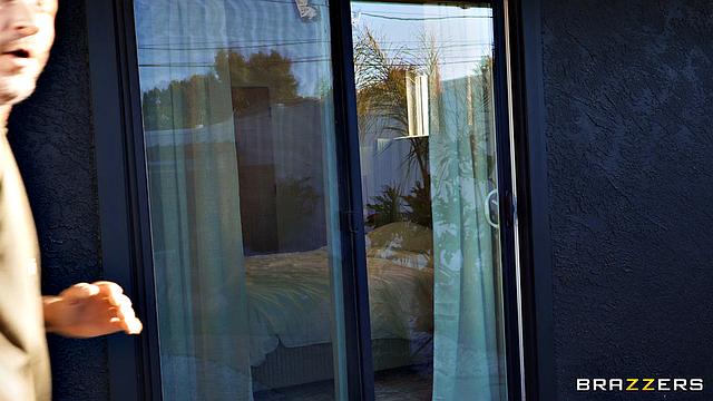 дом выставлен на продажу, но сначала жесткий тройничок