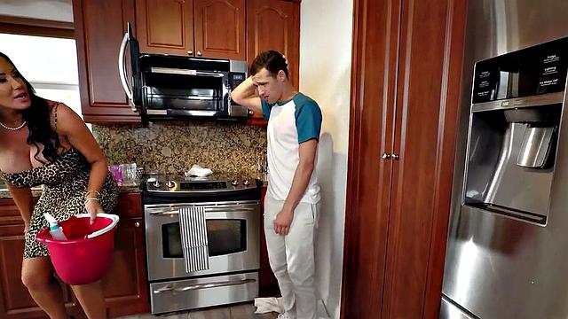 Пасынок трахает большую грудь мачехи на кухне
