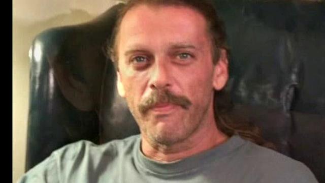 Чаз дрочит с напором и кончает бурно