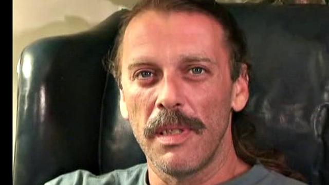 Чаз дрочит с напором и кончает бурно