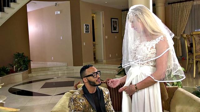 Блондинистая трансуха в чулках теряет голову между двумя жеребцами