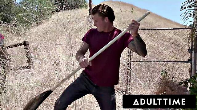 Бывшие чирлидерши устраивают обратный групповух соседу, который подсматривал - ему явно не повезло скрыться от таких тёть!