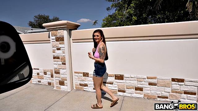 Харпер Мэдисон соглашается на анальный секс за деньги в фургоне Bang Bus.