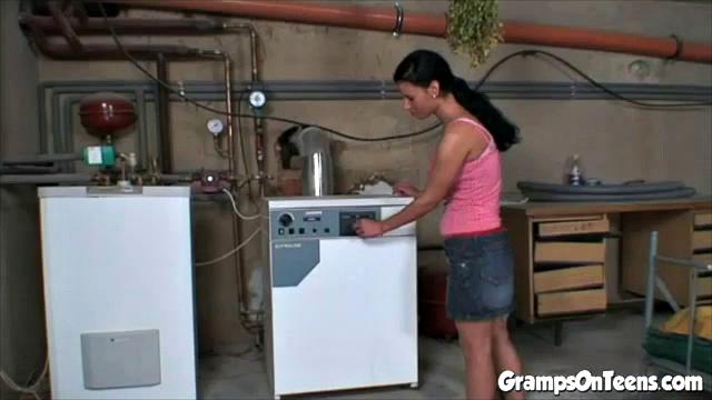 мохнатая юная шлюшка усадила старика на член в pov