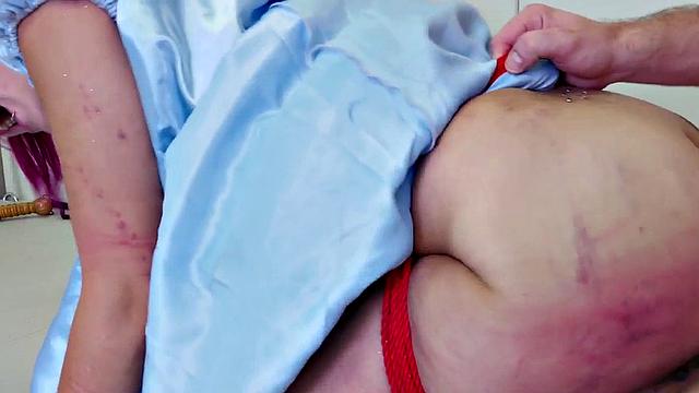 жестко привязанная сучка орет от боли под ударами после глубокого анала