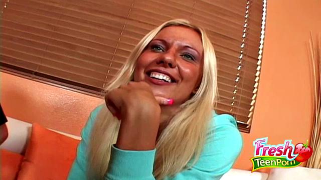 луси даймонд раздевается, а диван всё видит