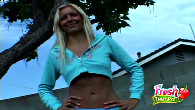 луси даймонд раздевается, а диван всё видит