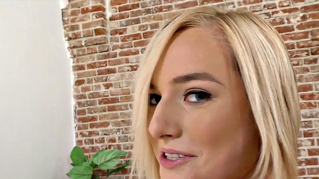 озорная медсестра дерёт член и шутит похабно