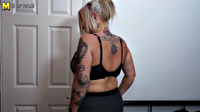 британская зрелая с большими сиськами сходит с ума от желания