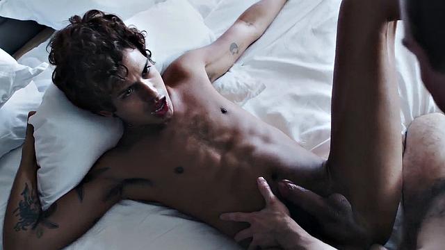 Amateur tattooed stud barebacked in ass by hairy top