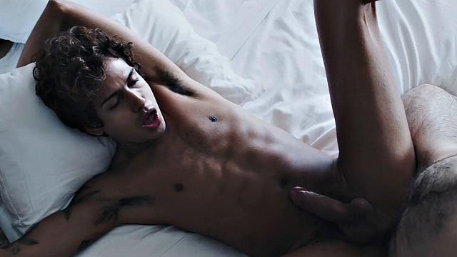 Татуированный жеребец получает по полной от волосатого мачо