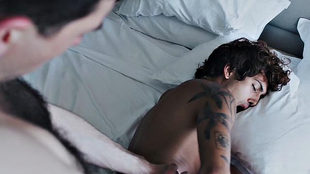 Татуированный жеребец получает по полной от волосатого мачо