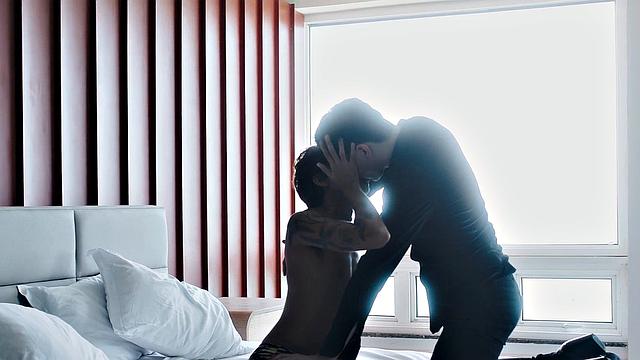 Amateur tattooed stud barebacked in ass by hairy top