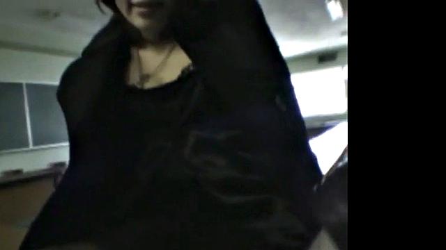 японка заводится, отсасывает жадно на парте и не может остановиться